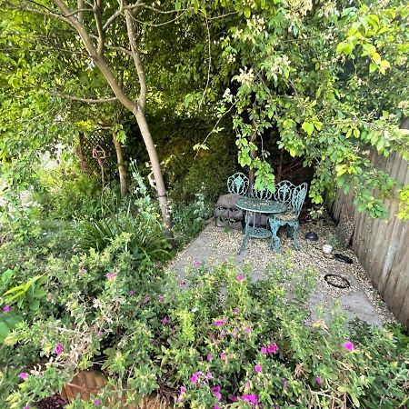 Large 4 Bedroom Home With Garden And Free Parking CBG Екстериор снимка
