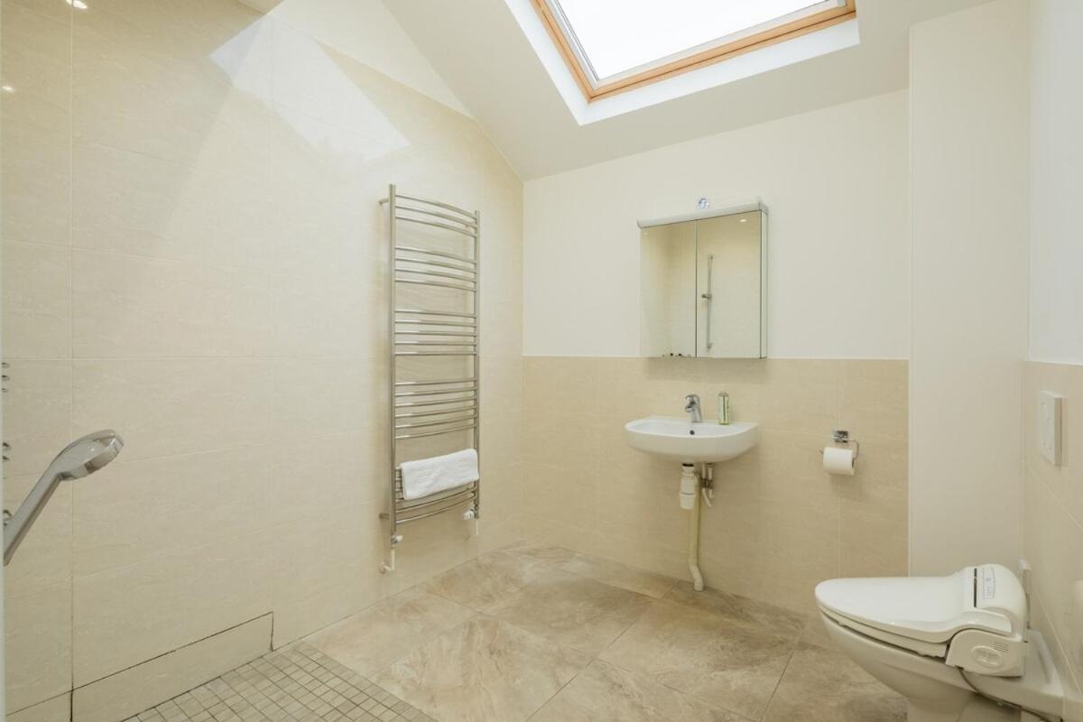 Large 4 Bedroom Home With Garden And Free Parking CBG Екстериор снимка