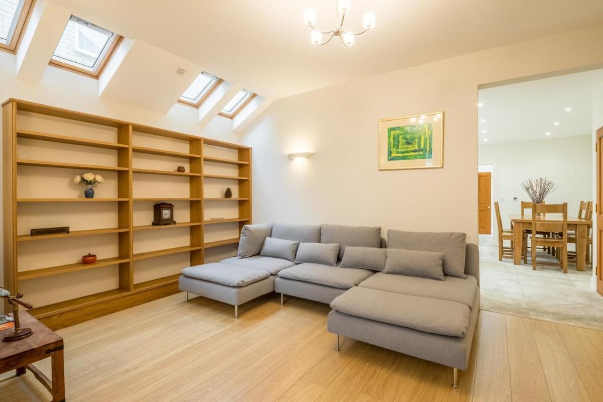 Large 4 Bedroom Home With Garden And Free Parking CBG Екстериор снимка
