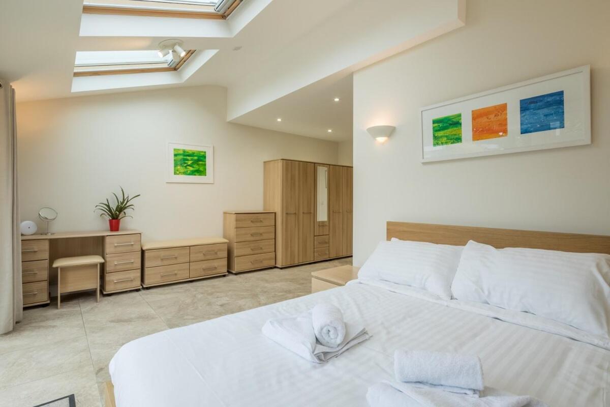 Large 4 Bedroom Home With Garden And Free Parking CBG Екстериор снимка