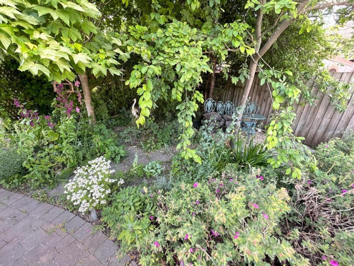 Large 4 Bedroom Home With Garden And Free Parking CBG Екстериор снимка