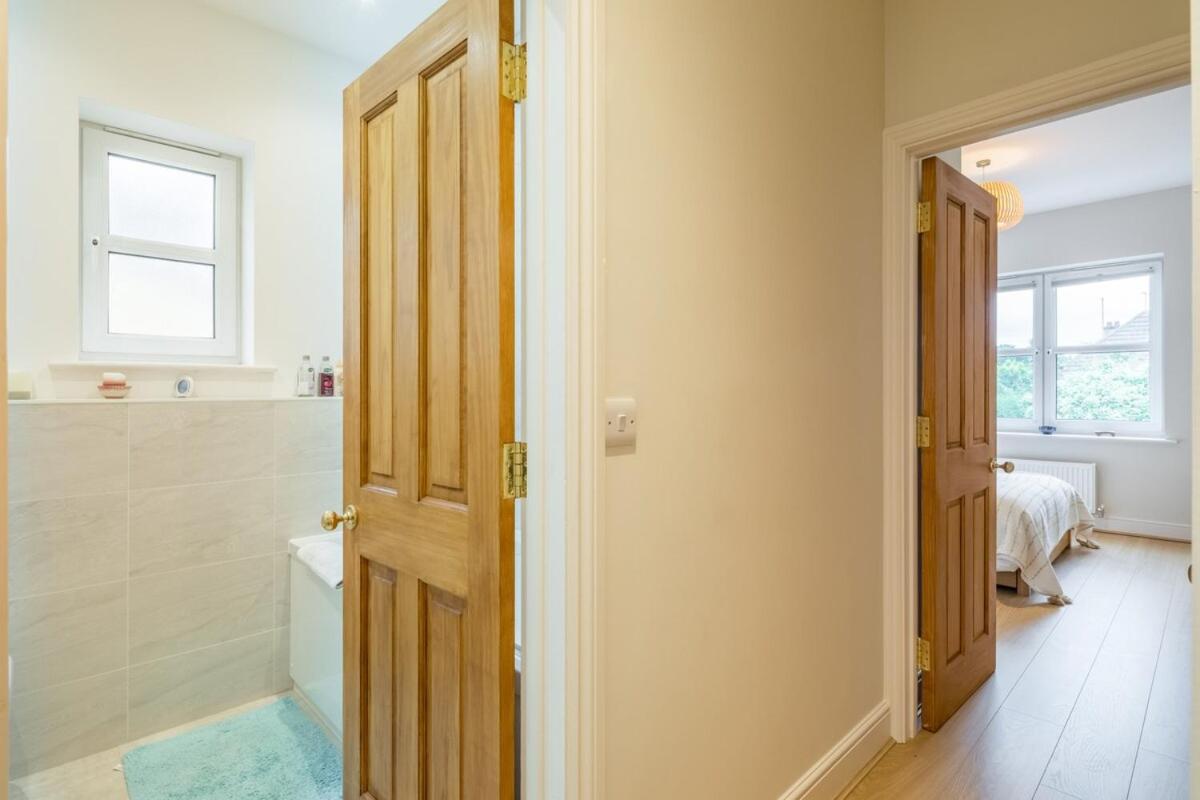 Large 4 Bedroom Home With Garden And Free Parking CBG Екстериор снимка