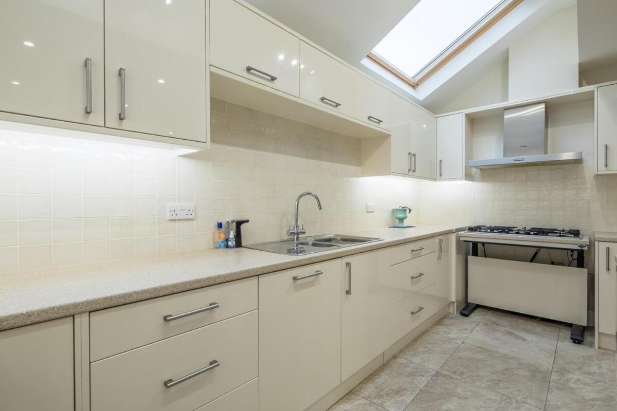 Large 4 Bedroom Home With Garden And Free Parking CBG Екстериор снимка