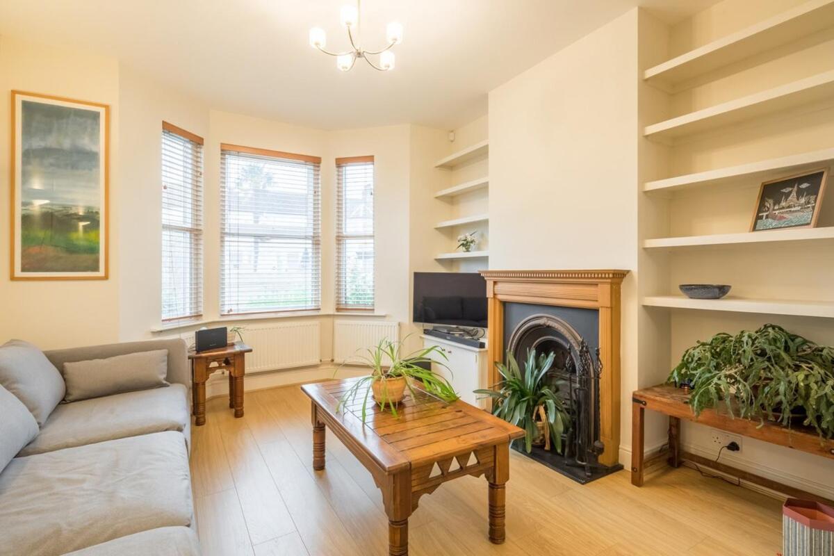 Large 4 Bedroom Home With Garden And Free Parking CBG Екстериор снимка