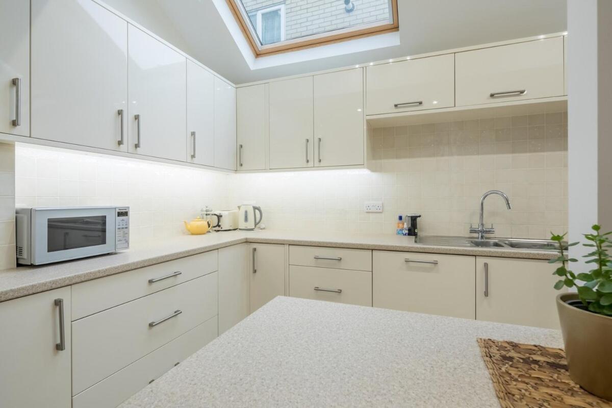 Large 4 Bedroom Home With Garden And Free Parking CBG Екстериор снимка