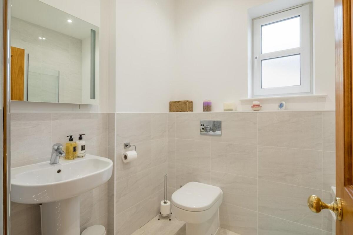 Large 4 Bedroom Home With Garden And Free Parking CBG Екстериор снимка