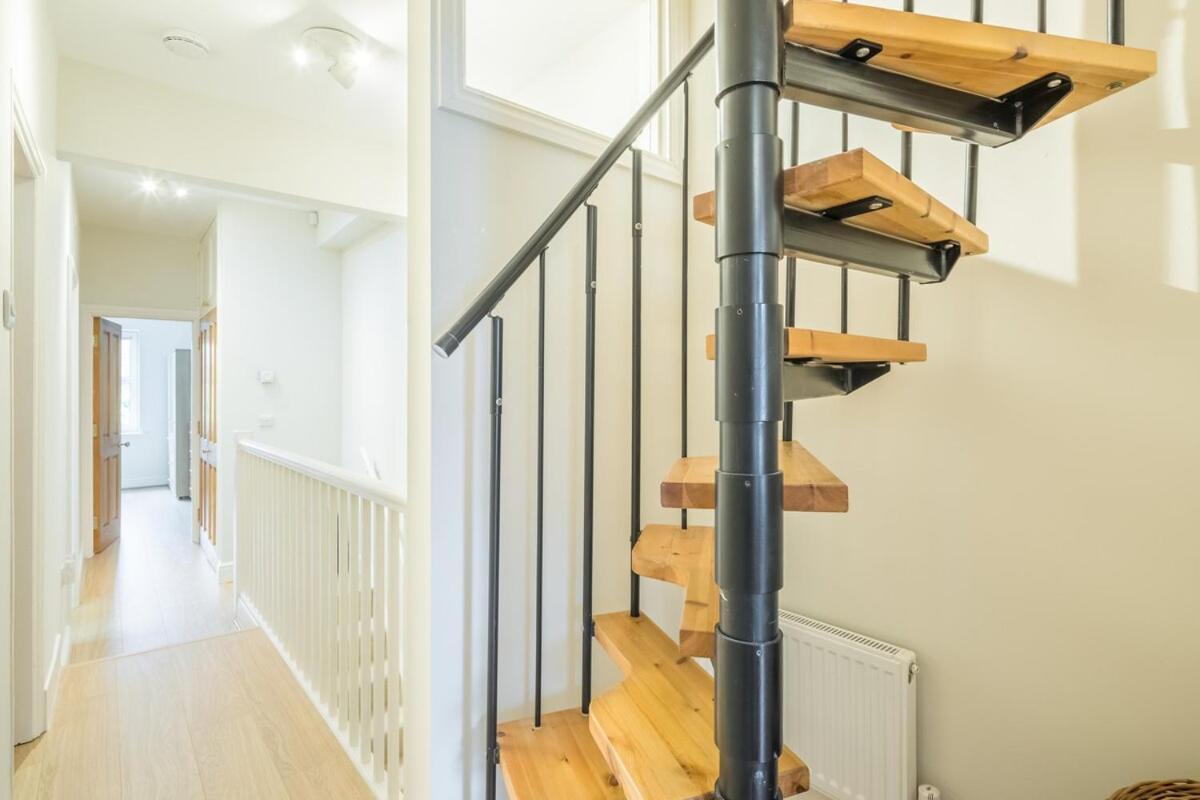 Large 4 Bedroom Home With Garden And Free Parking CBG Екстериор снимка