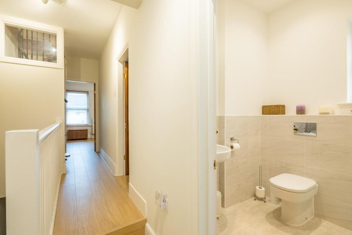 Large 4 Bedroom Home With Garden And Free Parking CBG Екстериор снимка