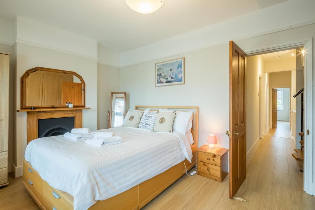 Large 4 Bedroom Home With Garden And Free Parking CBG Екстериор снимка