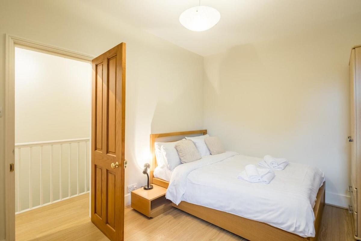 Large 4 Bedroom Home With Garden And Free Parking CBG Екстериор снимка