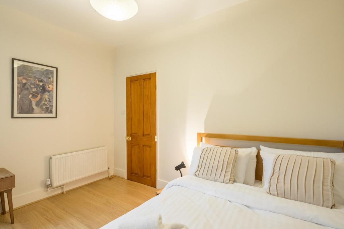 Large 4 Bedroom Home With Garden And Free Parking CBG Екстериор снимка