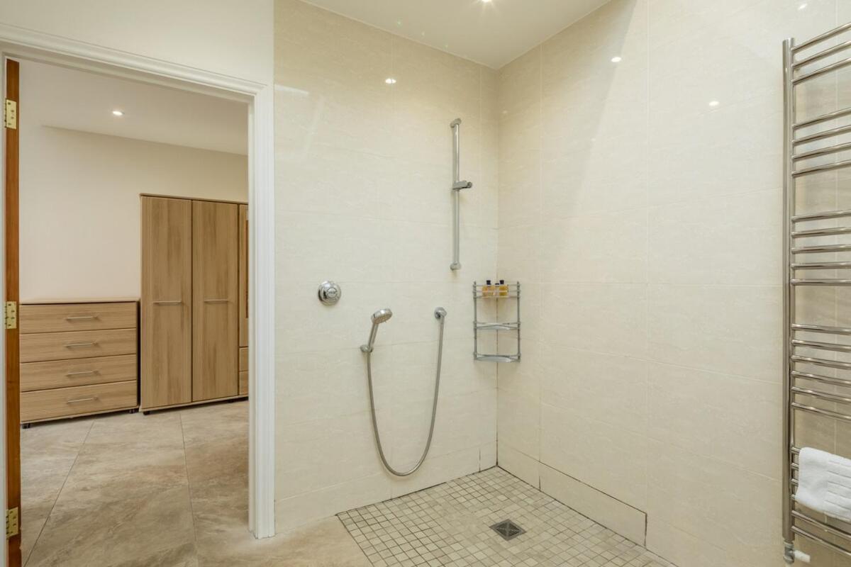 Large 4 Bedroom Home With Garden And Free Parking CBG Екстериор снимка