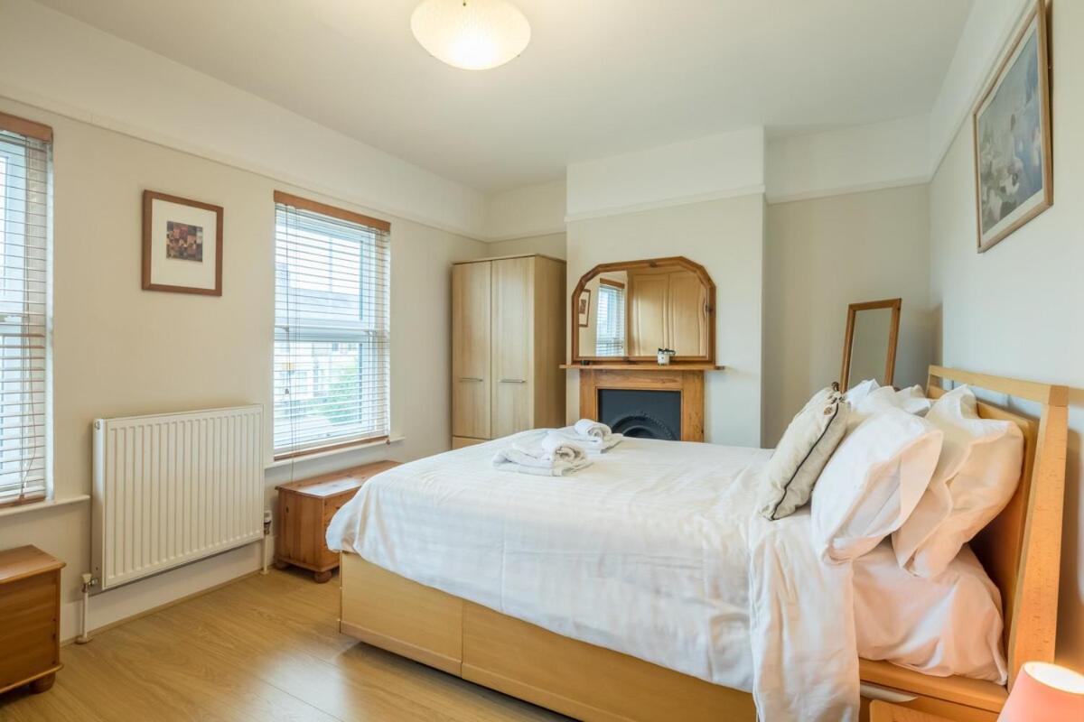 Large 4 Bedroom Home With Garden And Free Parking CBG Екстериор снимка