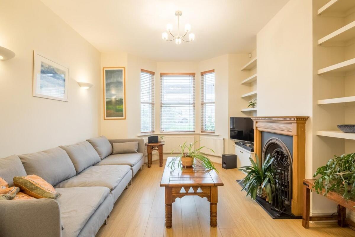 Large 4 Bedroom Home With Garden And Free Parking CBG Екстериор снимка